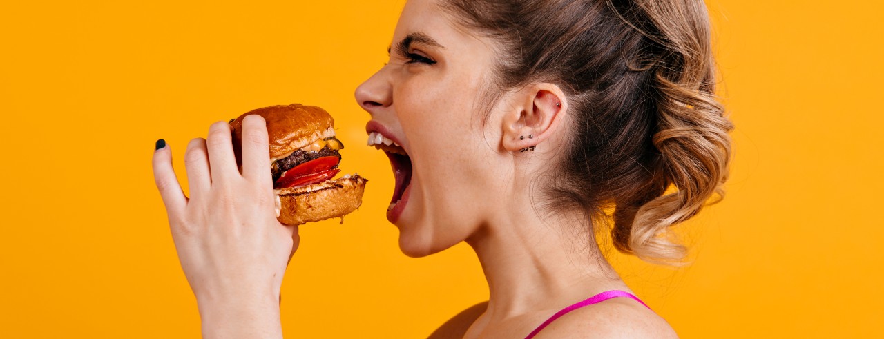 Publicidad engañosa y desregularizada: Así venden los influencers la comida chatarra